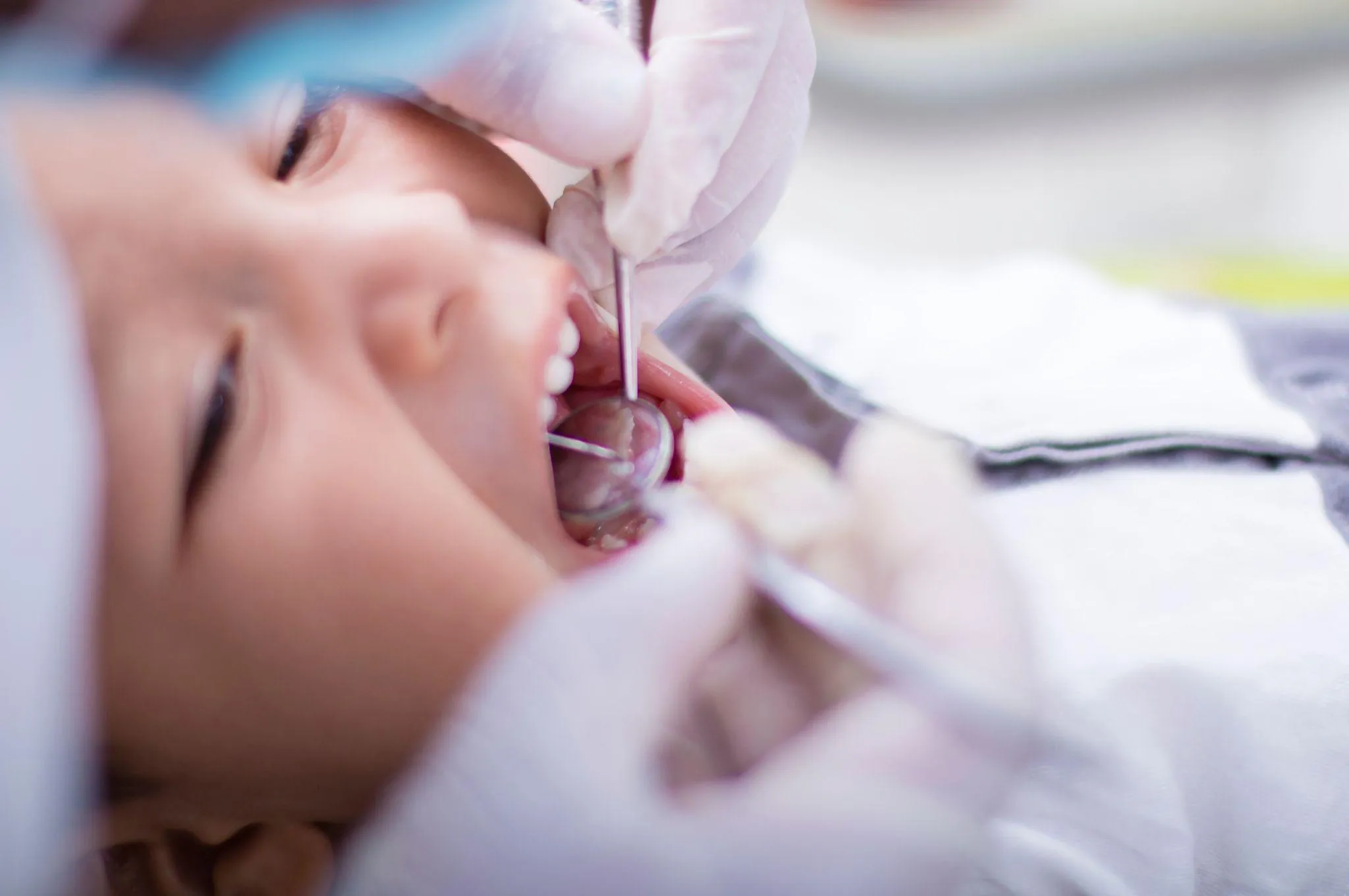 小児歯科での押さえつけ治療はまだある？治療が難しい子どもに対する対処法も解説