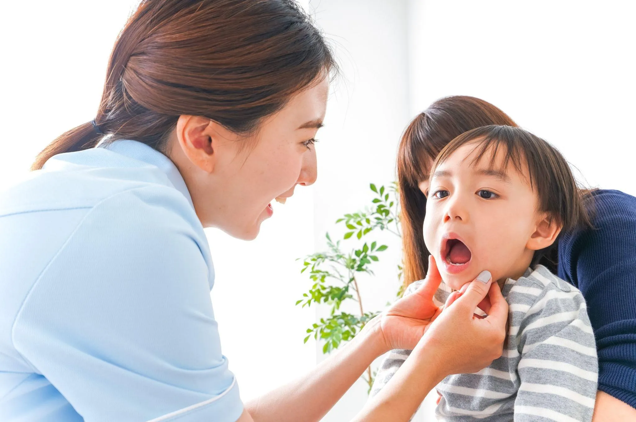 歯医者での子供のフッ素塗布の料金は？始める年齢や頻度も解説